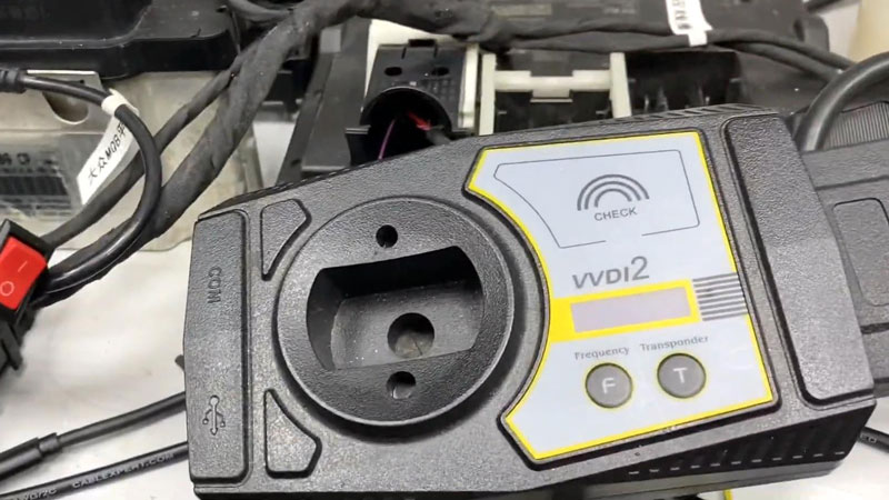 Xhorse VVDI PROG Reads VW MQB D70F35xx on Bench